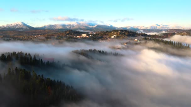 Letecký Pohled Malé Vesnické Domky Vrcholu Kopce Podzimních Mlhavých Horách — Stock video
