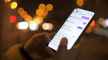 Cep telefonuyla mesajlaşan kadınların ellerini kapat.