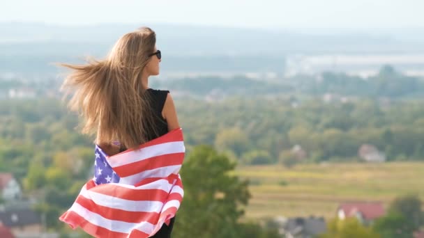 Jeune Femme Heureuse Aux Cheveux Longs Agitant Sur Vent Drapeau — Video