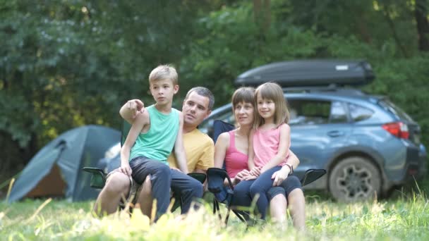 Parents Kids Sitting Together Campsite Talking Pointing Distance — 图库视频影像