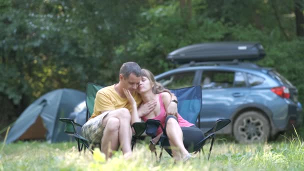 Couple Amoureux Assis Près Camping Été Étreignant Ensemble — Video