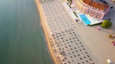 Karadeniz kıyısındaki Sunny Beach şehrinin hava manzarası. Turistik altyapısı olan en iyi kumsal manzarası.