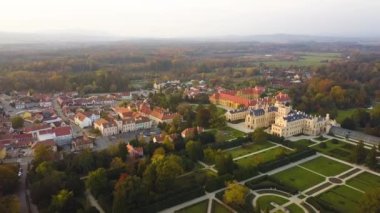 Çek Cumhuriyeti, Moravya 'da yeşil bahçeli küçük Lednice kasabası ve kale avlusunun havadan görünüşü. UNESCO Dünya Mirası Alanı.