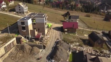 İnşaat işçilerinin apartman dairesinin kabarık bir yerinde çalışmalarının havadan görüntüsü. Gayrimenkul geliştirme.