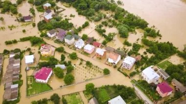 Ukrayna 'nın batısındaki Halych kasabasındaki Dnister nehrinin kirli sularıyla dolu su basmış evlerin havadan görüntüsü..