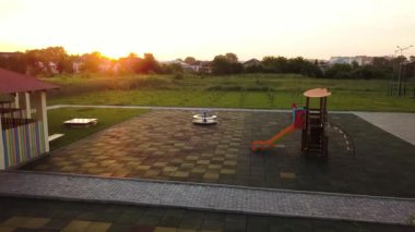 Okul öncesi avluda salıncaklı ve slaytlı görüntüler.