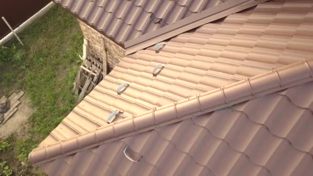Luftaufnahme Der Dachkonstruktion Des Hauses Mit Braunen Blechen Abgedeckt — Stockvideo