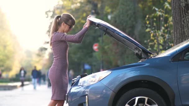 Женщина Водитель Открывающая Капот Машины Осматривает Сломанный Двигатель Городской Улице — стоковое видео