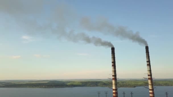 石炭発電所から灰色の汚れた煙と背の高い煙突パイプの空中ビュー 化石燃料を用いた電気の生産 — ストック動画