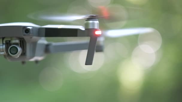 Drone Letadlo Rozmazanými Rychle Rotujícími Vrtulemi Fotoaparátem Létající Vzduchu — Stock video