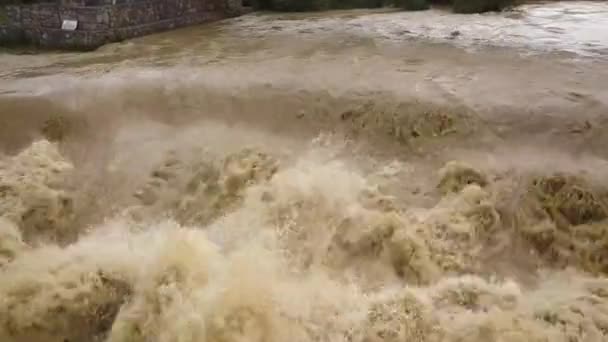 Letecký Pohled Špinavou Řeku Bahnitou Vodou Období Záplav Při Silných — Stock video