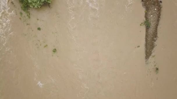 Flygfoto Över Bred Smutsig Flod Med Lerigt Vatten Översvämningsperioden Kraftiga — Stockvideo
