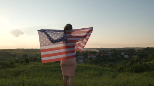 Młoda Kobieta Flagą Usa Idzie Zewnątrz Zachodzie Słońca Pozytywna Dziewczyna — Wideo stockowe