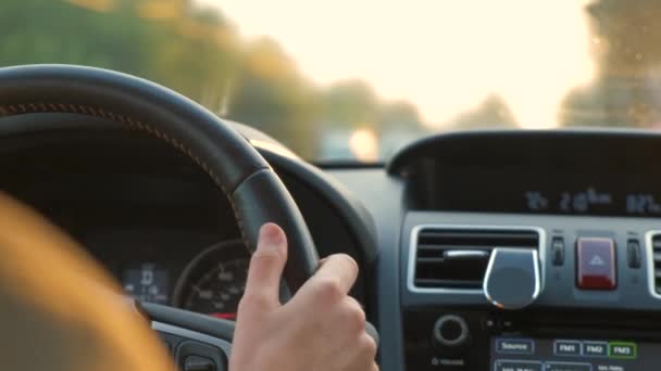 Widok Tylny Kierowcy Kierownicą Prowadzącego Samochód Ulicy Miejskiej — Wideo stockowe
