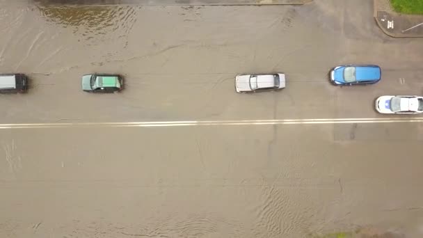 Sel Basmış Yolda Yağmur Suyu Ile Giden Trafik Arabalarının Hava — Stok video