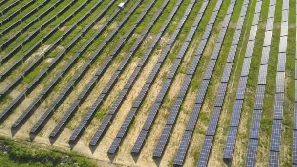 Luchtfoto Van Het Veld Van Zonnecentrale Elektrische Fotovoltaïsche Panelen Voor — Stockvideo