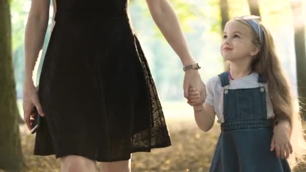 Mãe Sua Filha Pequena Com Cabelos Longos Andando Juntos Mãos — Vídeo de Stock