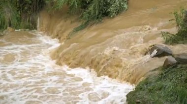 İlkbaharda sağanak yağış sırasında taşkın döneminde çamurlu suyla kirli nehir.