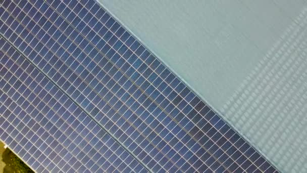 Vista Aérea Superficie Los Paneles Solares Fotovoltaicos Azules Montados Techo — Vídeo de stock