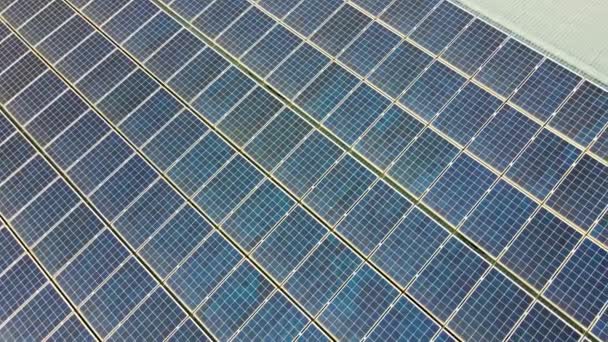Fechar Superfície Dos Painéis Solares Fotovoltaicos Azuis Montados Telhado Construção — Vídeo de Stock