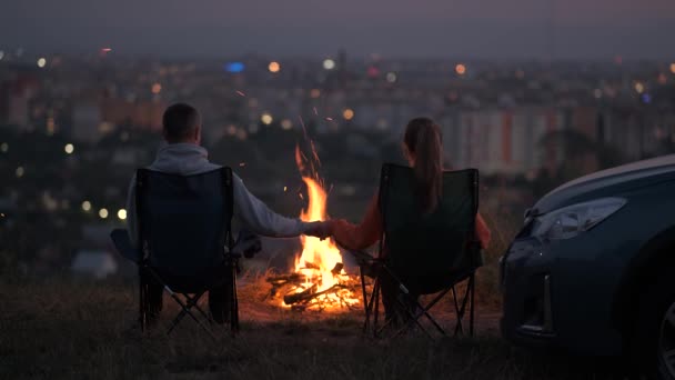 Joyeux Couple Assis Sur Des Chaises Camping Devant Feu Camp — Video