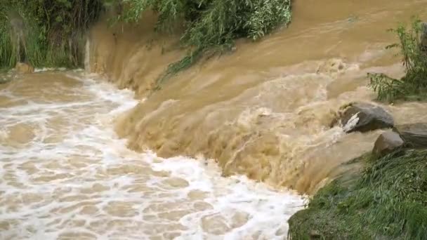 Vuile Rivier Met Modderig Water Overstromingsperiode Tijdens Zware Regenval Het — Stockvideo