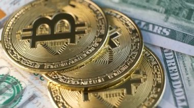 ABD doları banknotlarındaki metal, bitcoin kripto paralarını kapatın. Elektronik merkeziyetçi para kavramı.