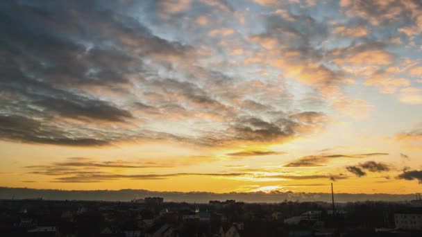 Gün Batımında Mavi Gökyüzünde Hızla Hareket Eden Bulutlarla Birlikte Zaman — Stok video