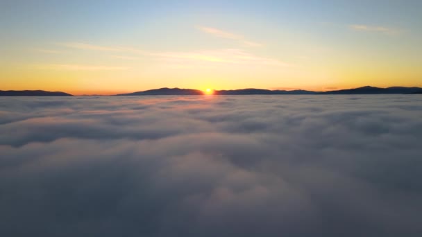 空中俯瞰黄日落在白色的浮肿的云彩上 地平线上有远山 — 图库视频影像