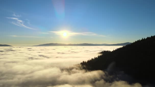 Luchtfoto Van Levendige Gele Zonsopgang Boven Witte Dichte Wolken Verre — Stockvideo