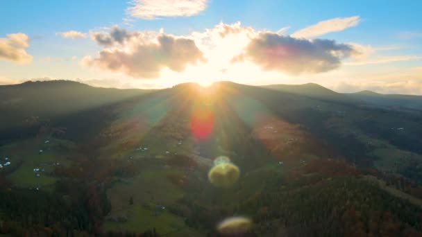 Flygfoto Över Avlägsen Med Små Herdehus Breda Bergsängar Mellan Höstens — Stockvideo