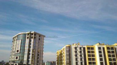 Yüksek konutlu bina yapım aşamasında. Gayrimenkul geliştirme.