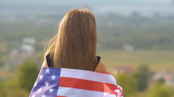 Joven Mujer Bastante Americana Con Pelo Largo Sosteniendo Ondeando Bandera — Vídeos de Stock