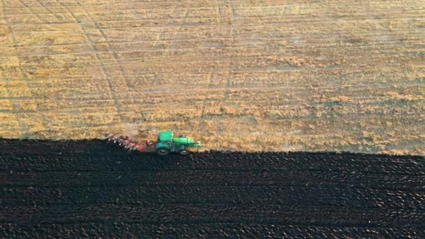 Letecký Pohled Traktor Orající Pole Zemědělské Farmy — Stock video