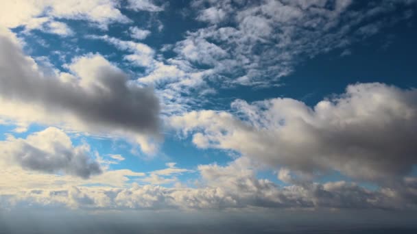 青い空に向かって動く暗い雲の空中ビュー — ストック動画