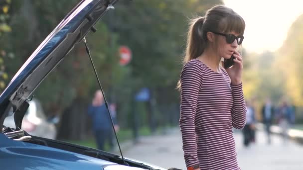Расстроенная Молодая Женщина Водитель Говорит Сердито Мобильному Телефону Помощью Службы — стоковое видео