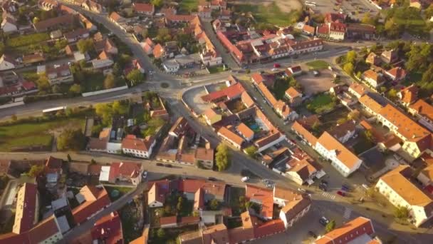 Küçük Evlerin Dar Sokakların Kırmızı Kiremitli Çatıları Ile Küçük Eski — Stok video