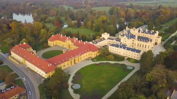 町の空中ビューレドニツェとモラヴィア チェコ共和国の緑の庭園と城の庭 ユネスコ世界遺産 — ストック動画