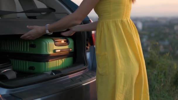 Mujer Joven Vestido Verano Amarillo Tomando Maleta Verde Del Maletero — Vídeos de Stock
