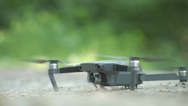 Helicóptero Drone Com Hélices Embaçadas Câmera Vídeo Decolando Chão — Vídeo de Stock