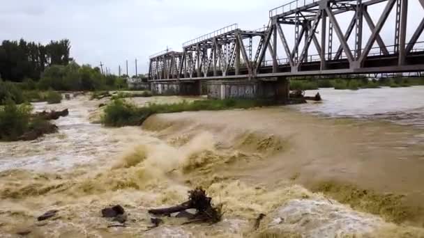 Jembatan Logam Kereta Api Atas Sungai Kotor Dengan Air Berlumpur — Stok Video