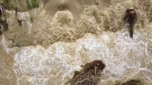 春の大雨の際の洪水期に泥だらけの水と広い汚れた川の空中ビュー — ストック動画