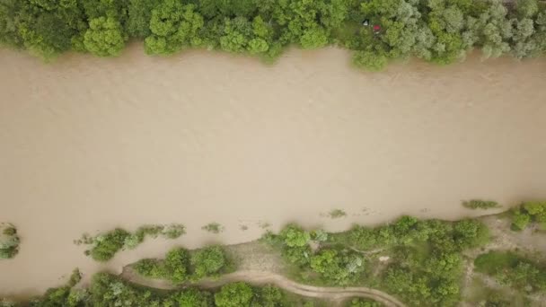 春の大雨の際の洪水期に泥だらけの水と広い汚れた川の空中ビュー — ストック動画