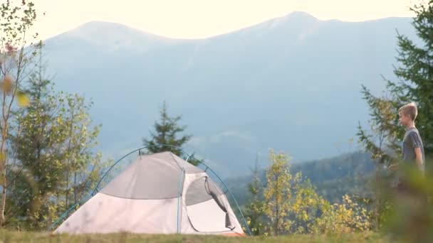 Caminhante Criança Menino Sentado Dentro Uma Tenda Acampamento Montanha Apreciando — Vídeo de Stock