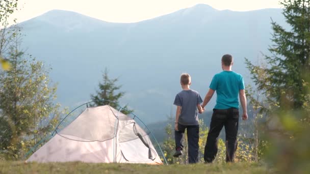 Jovem Pai Seu Filho Criança Andando Perto Barraca Acampamento Com — Vídeo de Stock