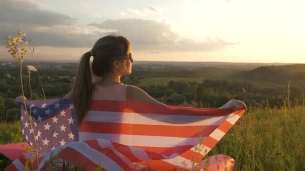 Вид Счастливую Молодую Женщину Бегущую Национальным Флагом Сша Стоящую Открытом — стоковое видео