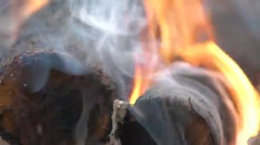 Parlak yanan odunları, sarı alevlerle kapatın..