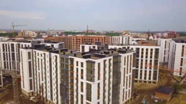 İnşaat halindeki yüksek apartmanlı şehir yerleşim alanının havadan görüntüsü.