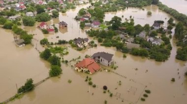 Ukrayna 'nın batısındaki Halych kasabasındaki Dnister nehrinin kirli sularıyla dolu su basmış evlerin havadan görüntüsü..