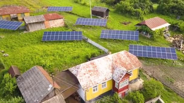 Flygfoto Ovanifrån Solpaneler Grönt Landsbygdsområde — Stockvideo